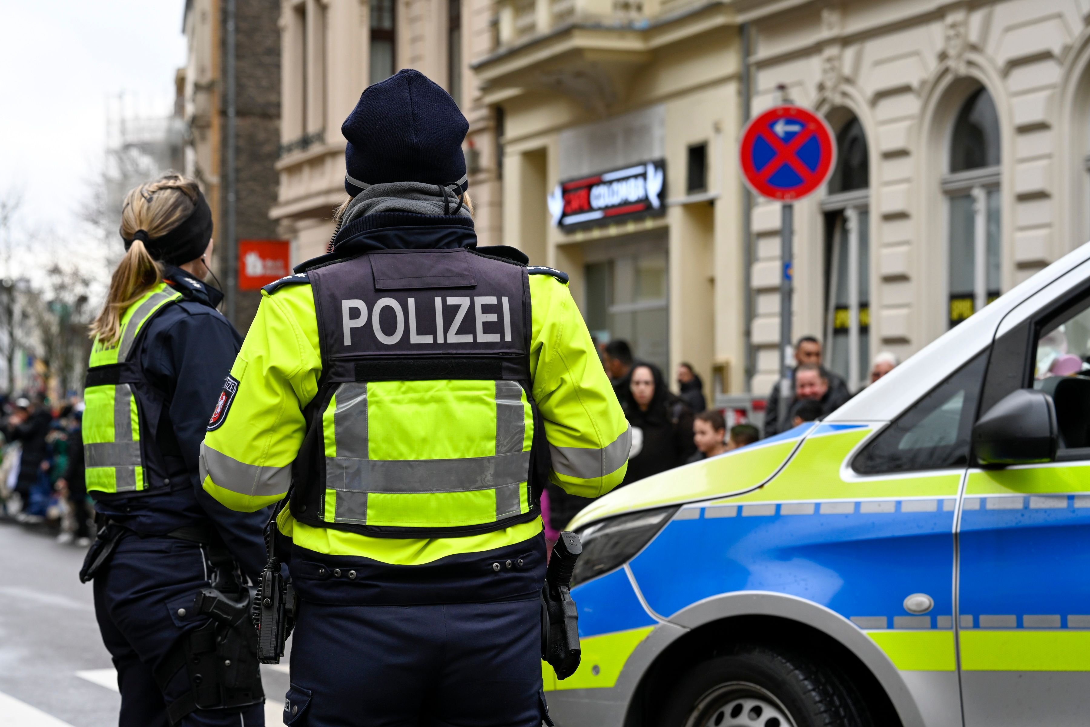 Nach einem Messerangriff in Lindenthal sitzt nun der Sohn des Opfers in U-Haft (Symbolbild).