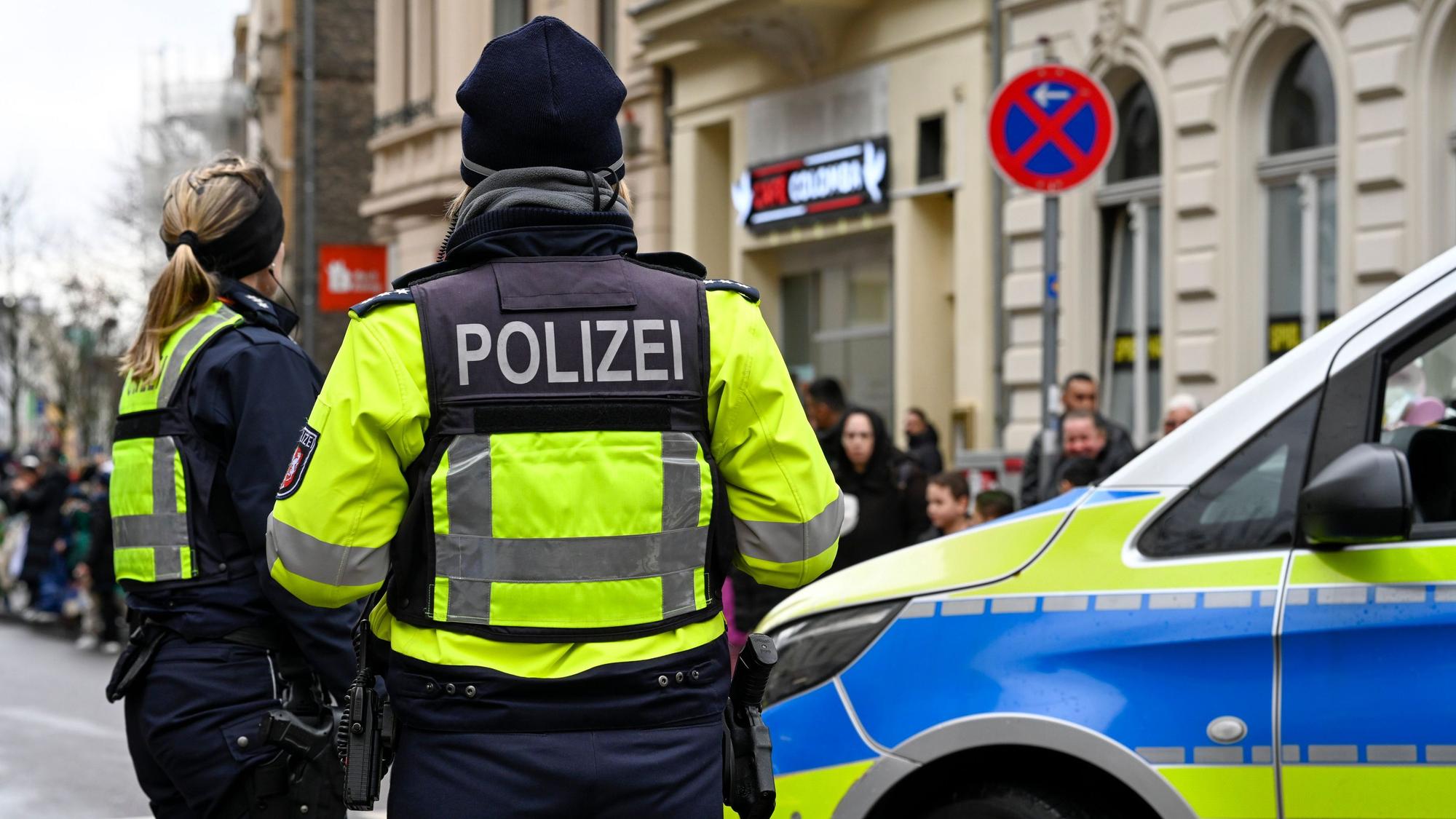 Nach einem Messerangriff in Lindenthal sitzt nun der Sohn des Opfers in U-Haft (Symbolbild).
