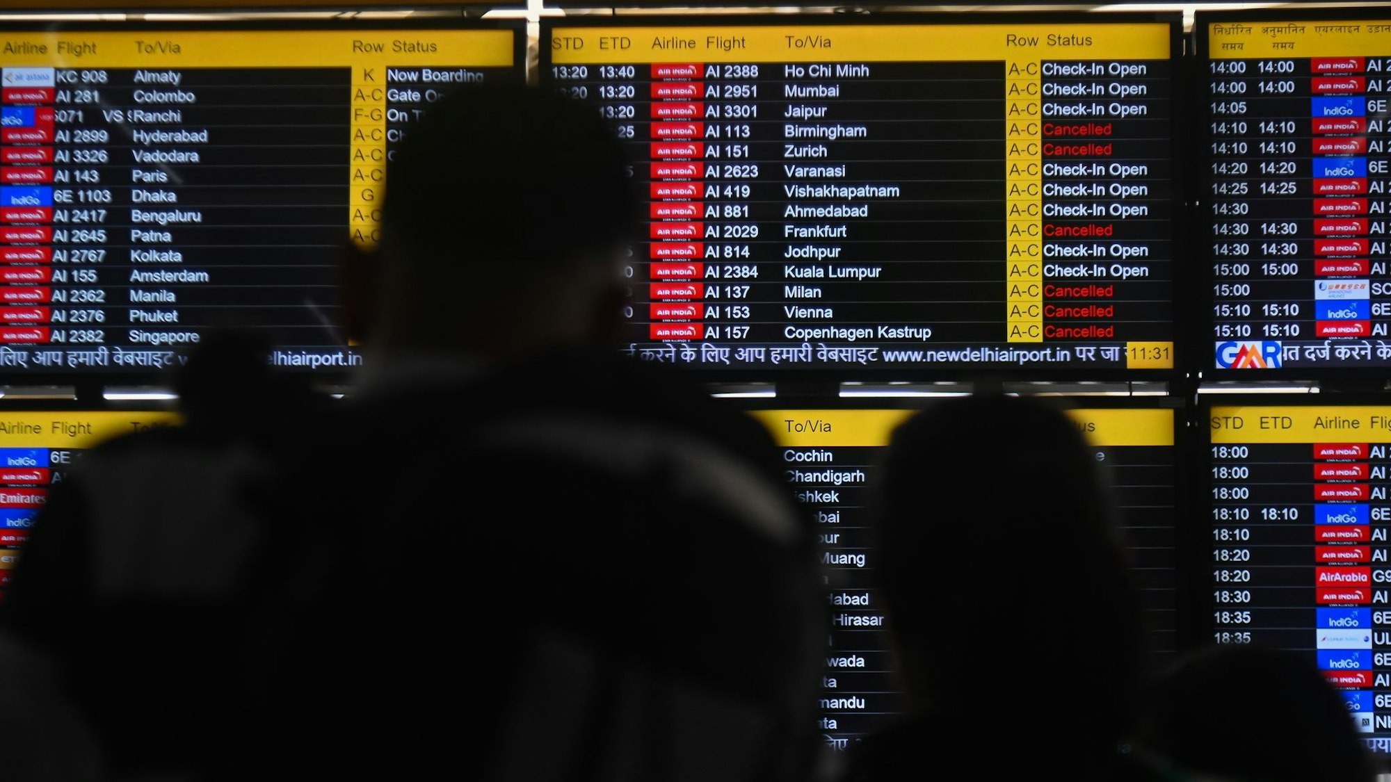 Weltweit fallen wie hier im indischen Neu-Delhi Flüge aus, weil große Drehkreuze in der Golfregion nicht angeflogen werden können.