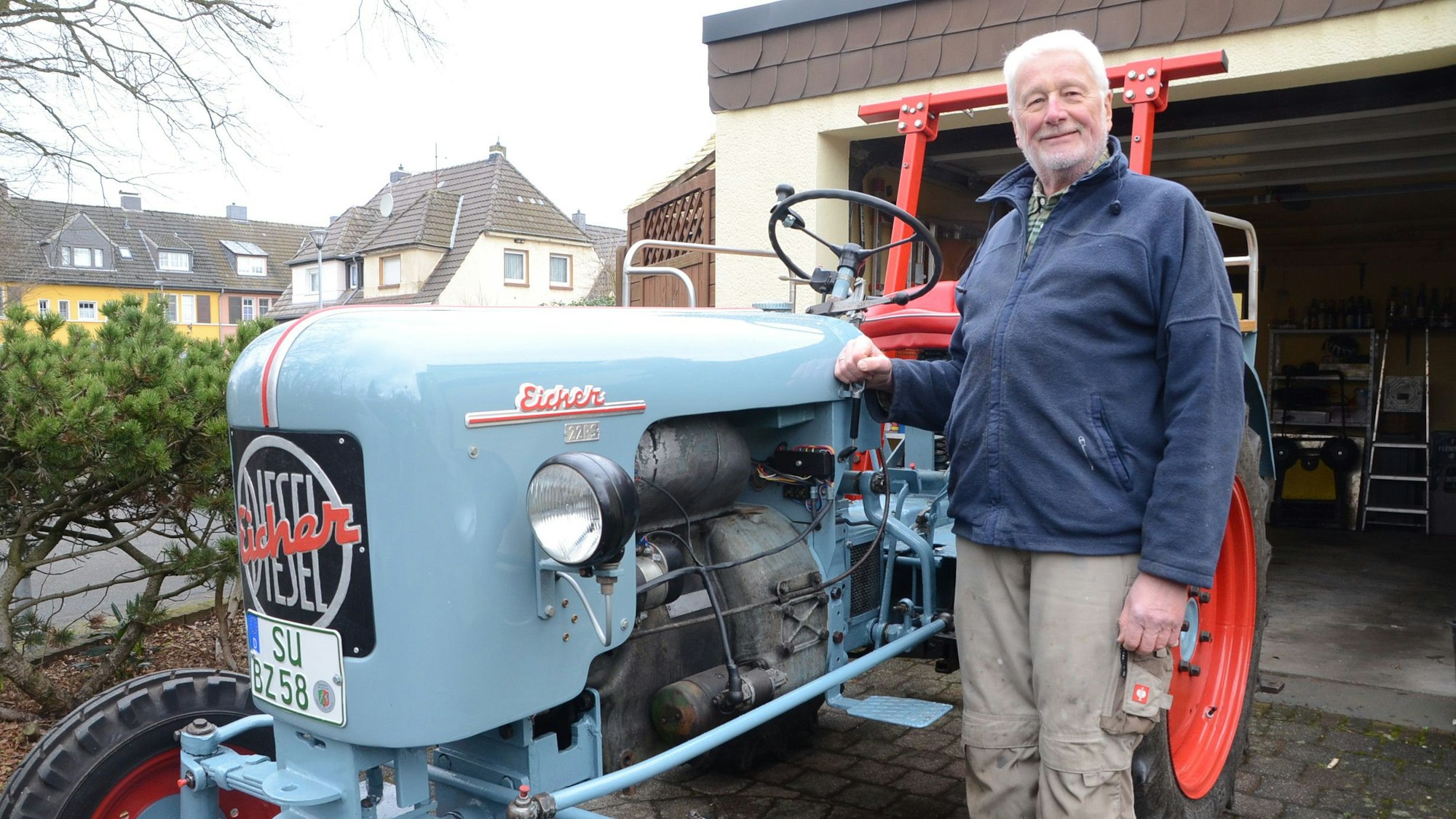 Bernd Lescrinier aus Troisdorf-Friedrich-Wihelms-Hütte hat in jahrelanger Arbeit einen Traktor aus dem Jahr 1958 restauriert