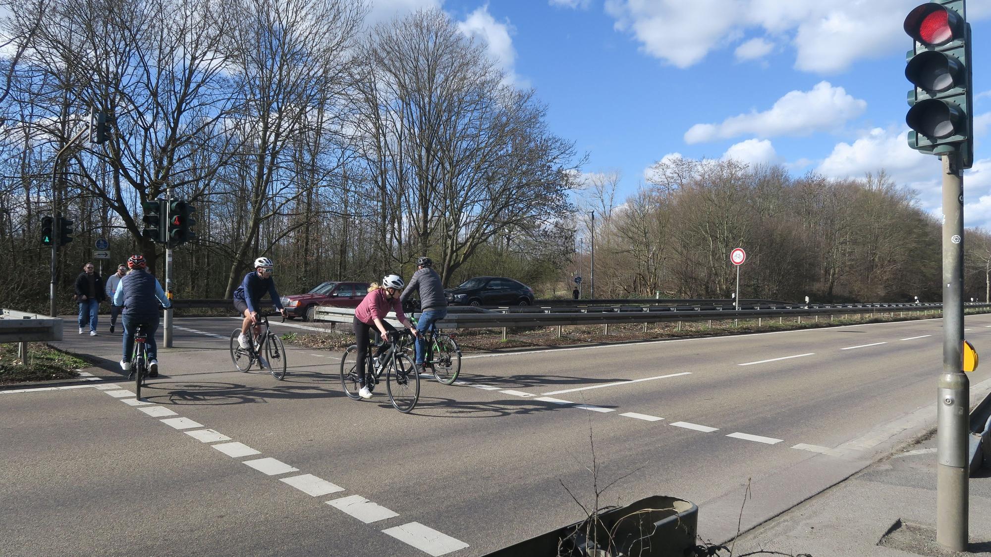 Radler und Fußgänger an einer Ampel