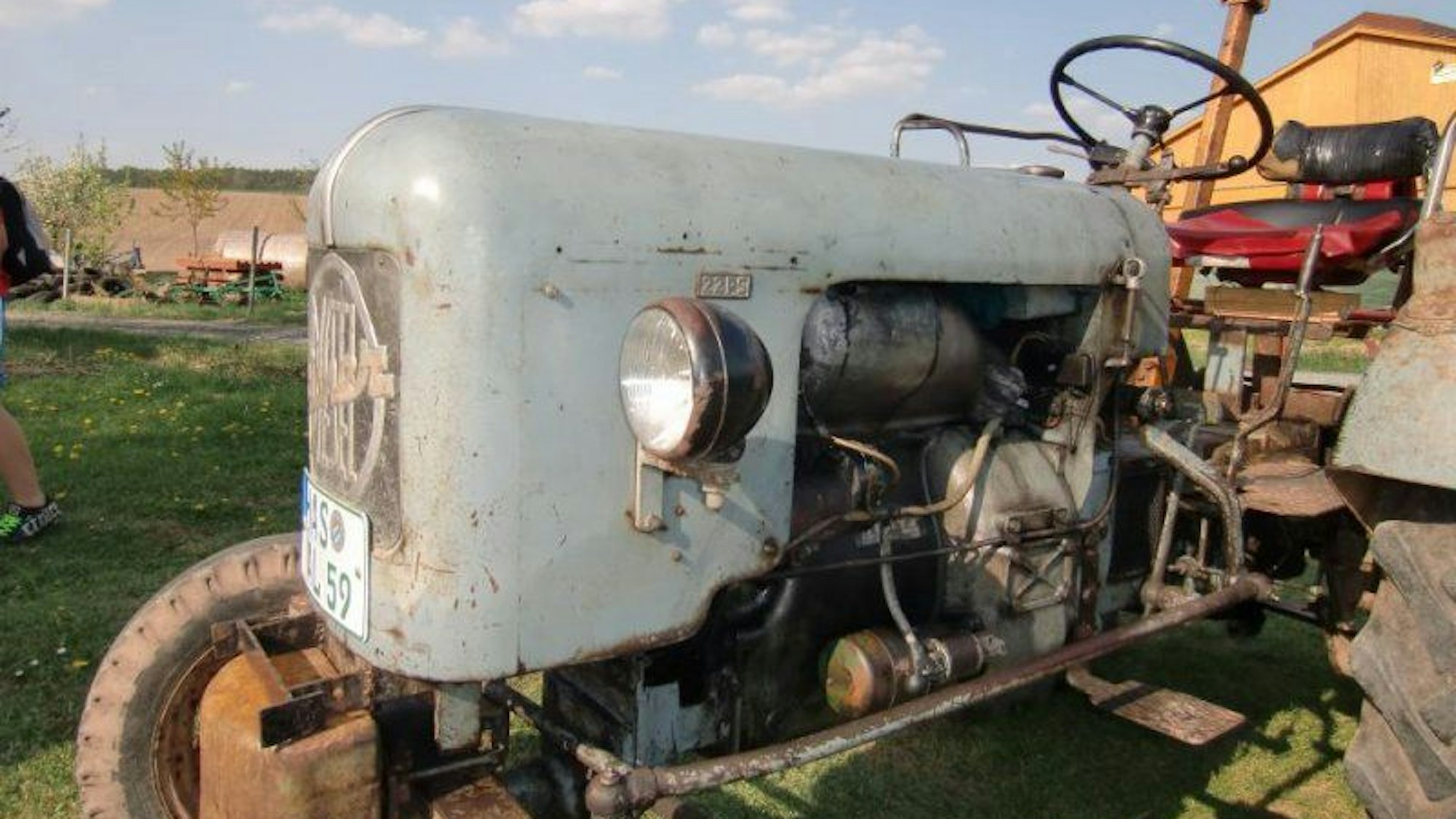 Ein alter Traktor im unrestaurierten Zustand.