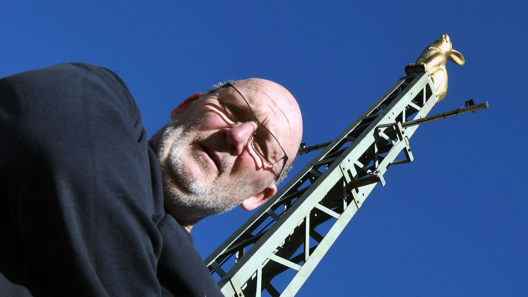 Das Foto zeigt den Wipperfürther Axel Schmidt alias „Hase“ vor der Hasenskulptur vor seinem Haus am alten Bahnhof in Wipperfürth.