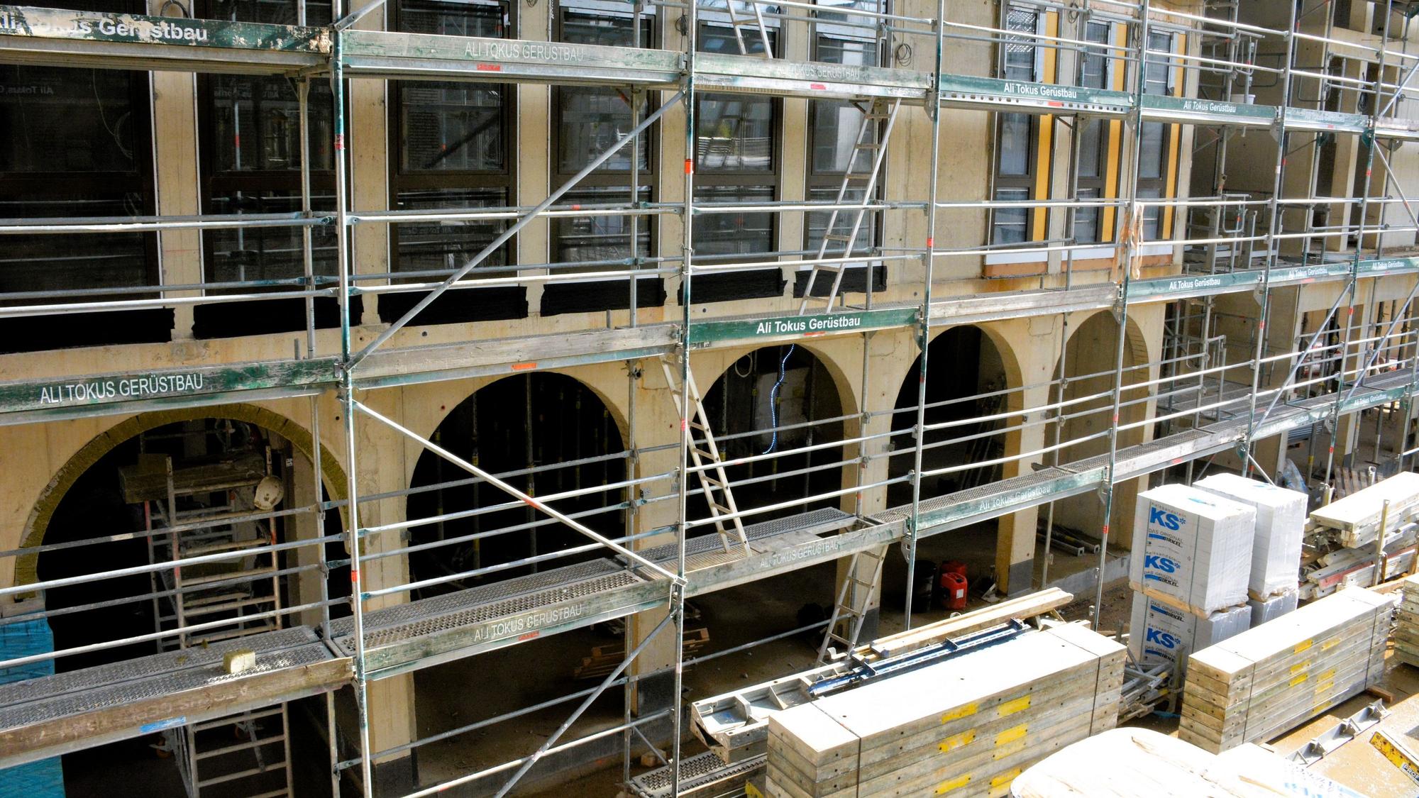 Baustelle mit Rohbau