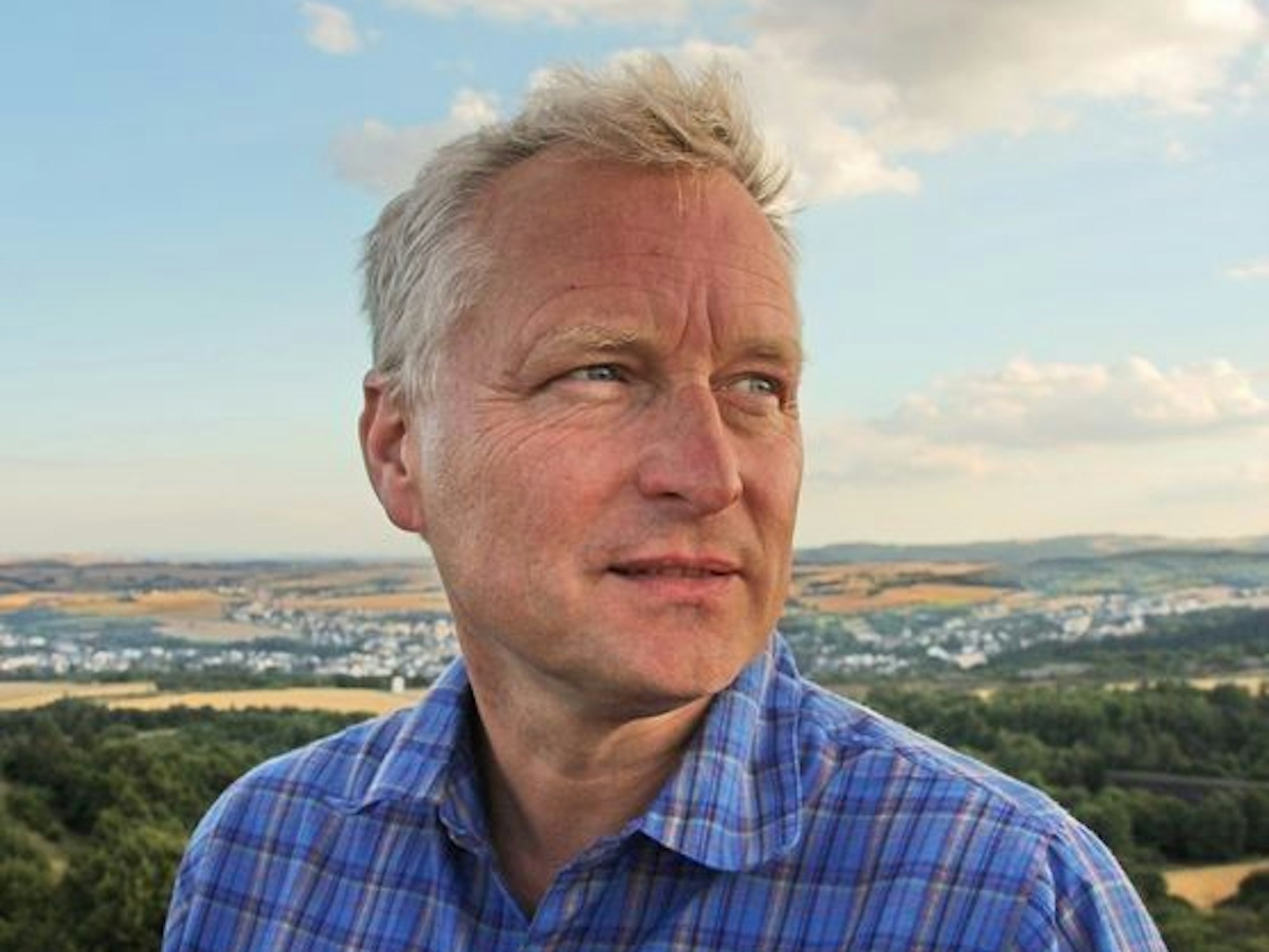 Der Autor Sven von Loga ist vor einer Eifellandschaft zu sehen.