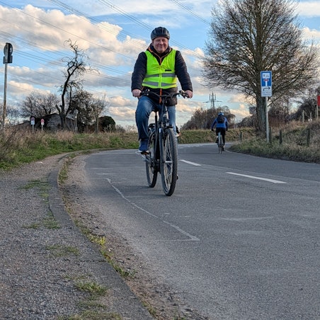 Das Foto zeigt einen Radfahrer auf der Schnellermaarstraße kurz vor der Zufahrt zum Otto-Maigler-See.