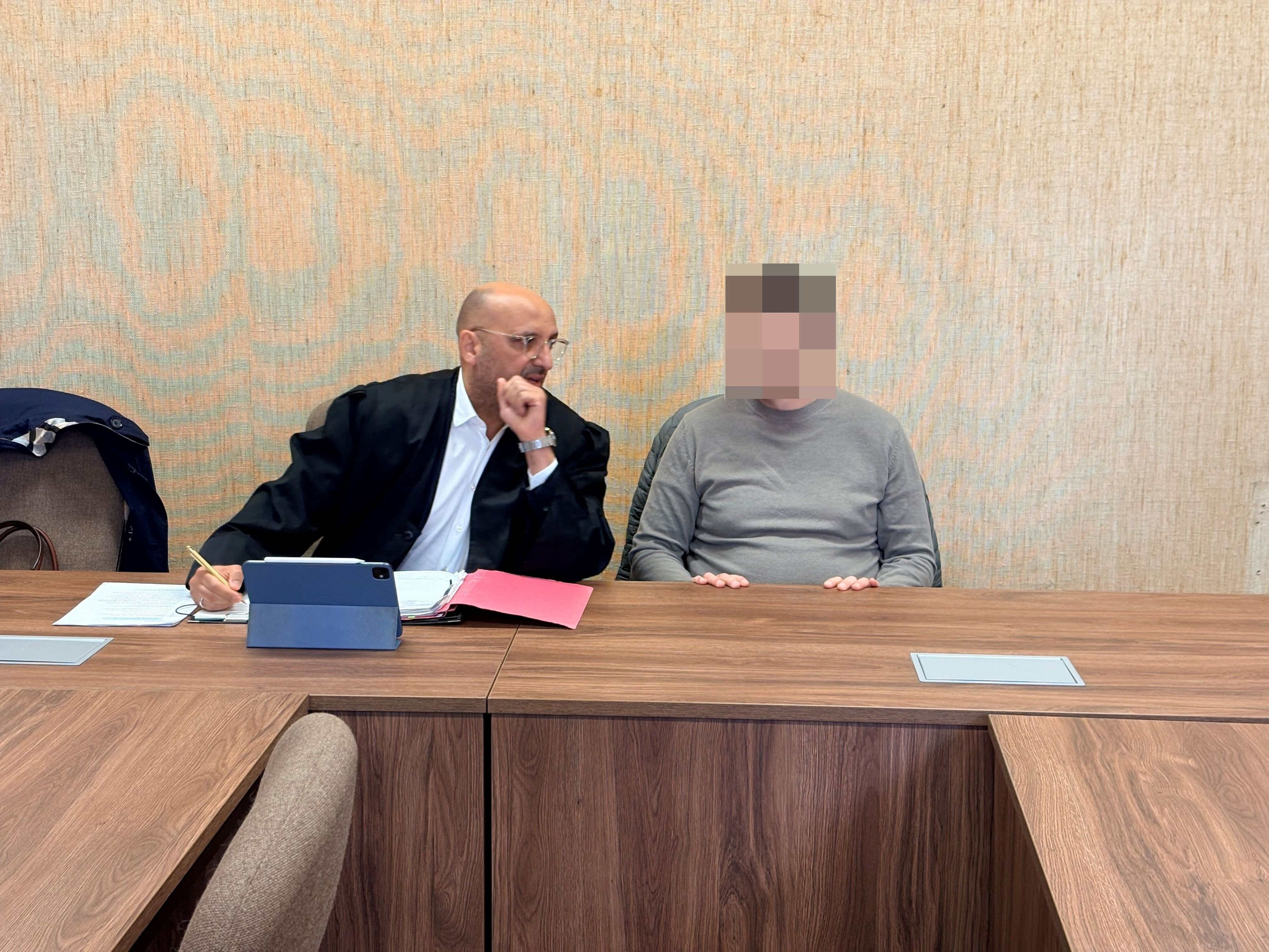Der Angeklagte mit seinem Verteidiger Abdou Gabbar beim Prozessauftakt im Landgericht