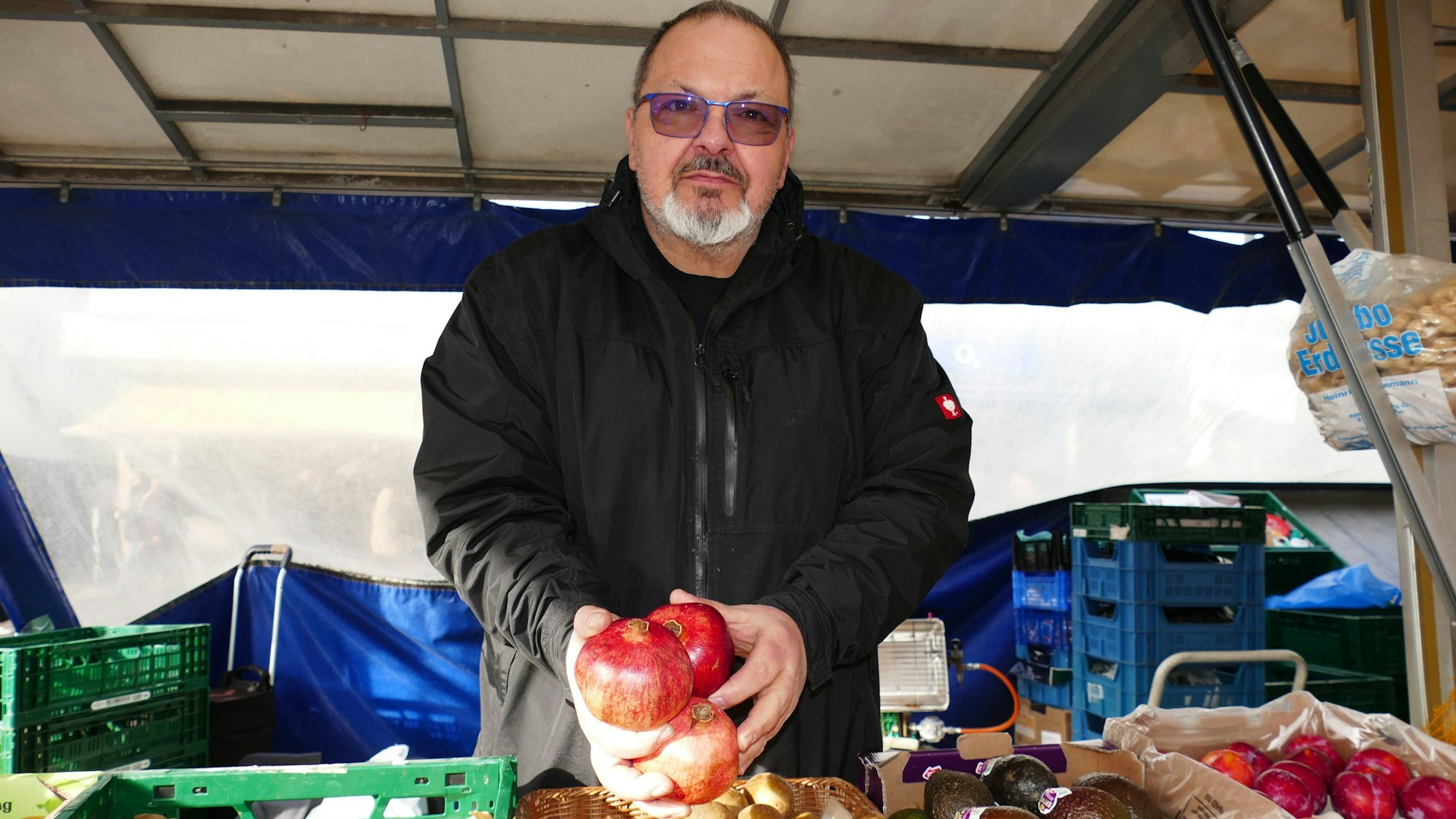 Ugur Sezer steht seit Jahren auf dem Wochenmarkt in Siegburg.