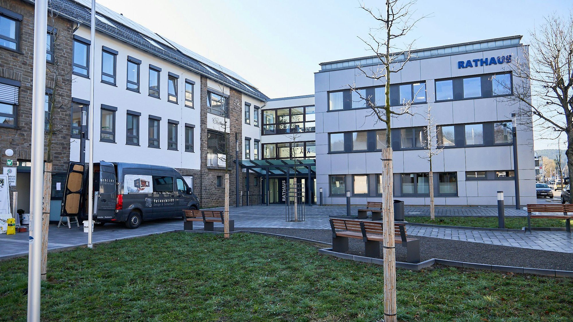Das Bild zeigt das Rathaus in Kall mit einer Grünfläche im Vordergrund.