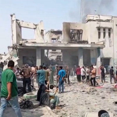 Dieser Bildausschnitt aus einer Sendung des iranischen Staatsfernsehens vom 28. Februar 2026 soll angeblich den Ort tödlicher US-amerikanischer und israelischer Angriffe auf eine Grundschule für Mädchen in Minab zeigen.