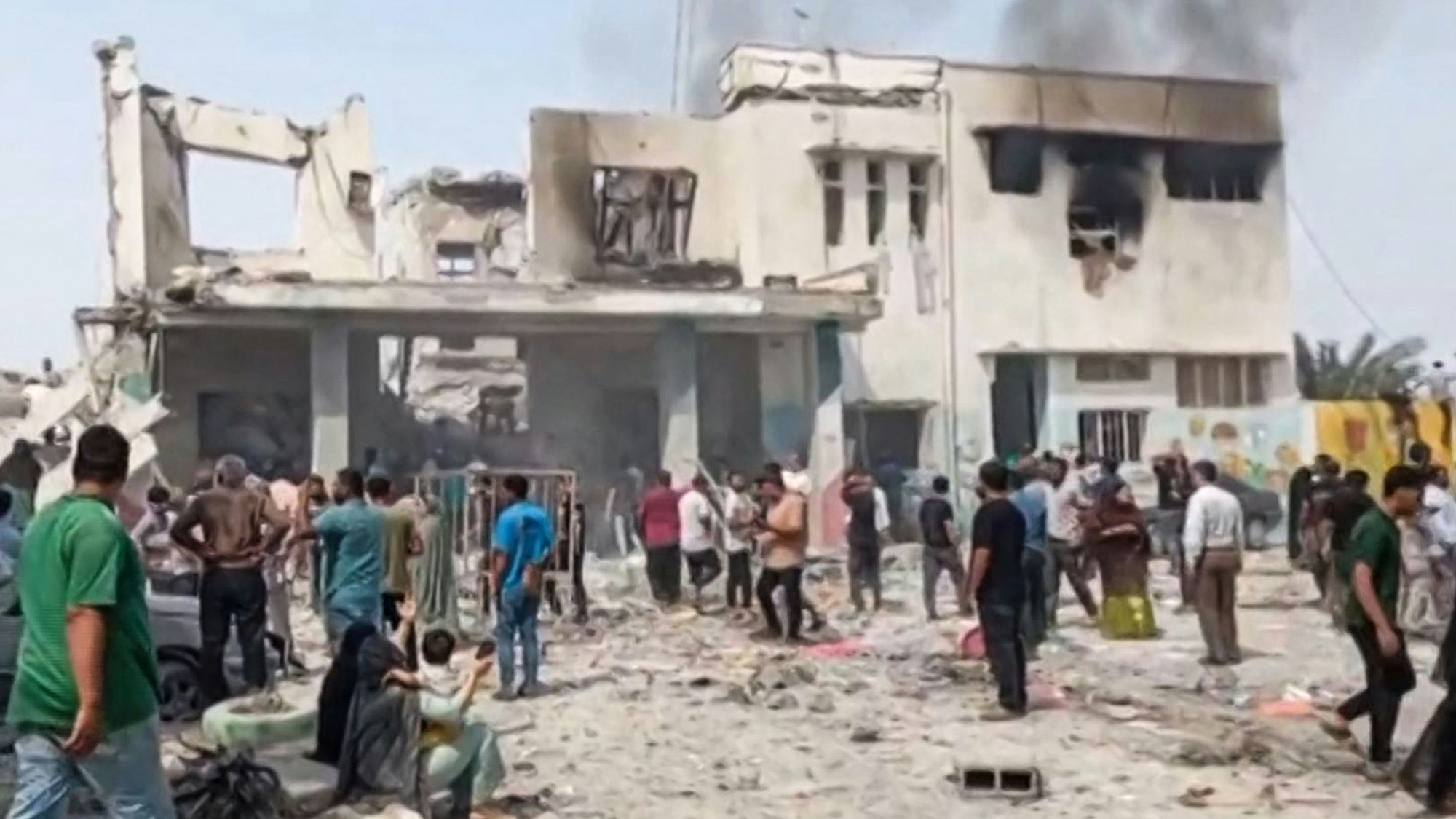 Dieser Bildausschnitt aus einer Sendung des iranischen Staatsfernsehens vom 28. Februar 2026 soll angeblich den Ort tödlicher US-amerikanischer und israelischer Angriffe auf eine Grundschule für Mädchen in Minab zeigen.