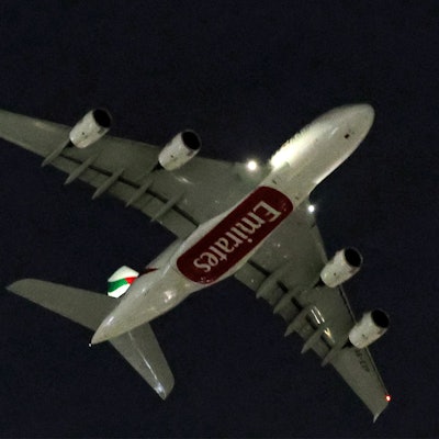 Eine Maschine von Emirates hebt am Montag (2. März) in Dubai ab (Symbolbild). Nur vereinzelt starten Flüge in den Golfstaaten.