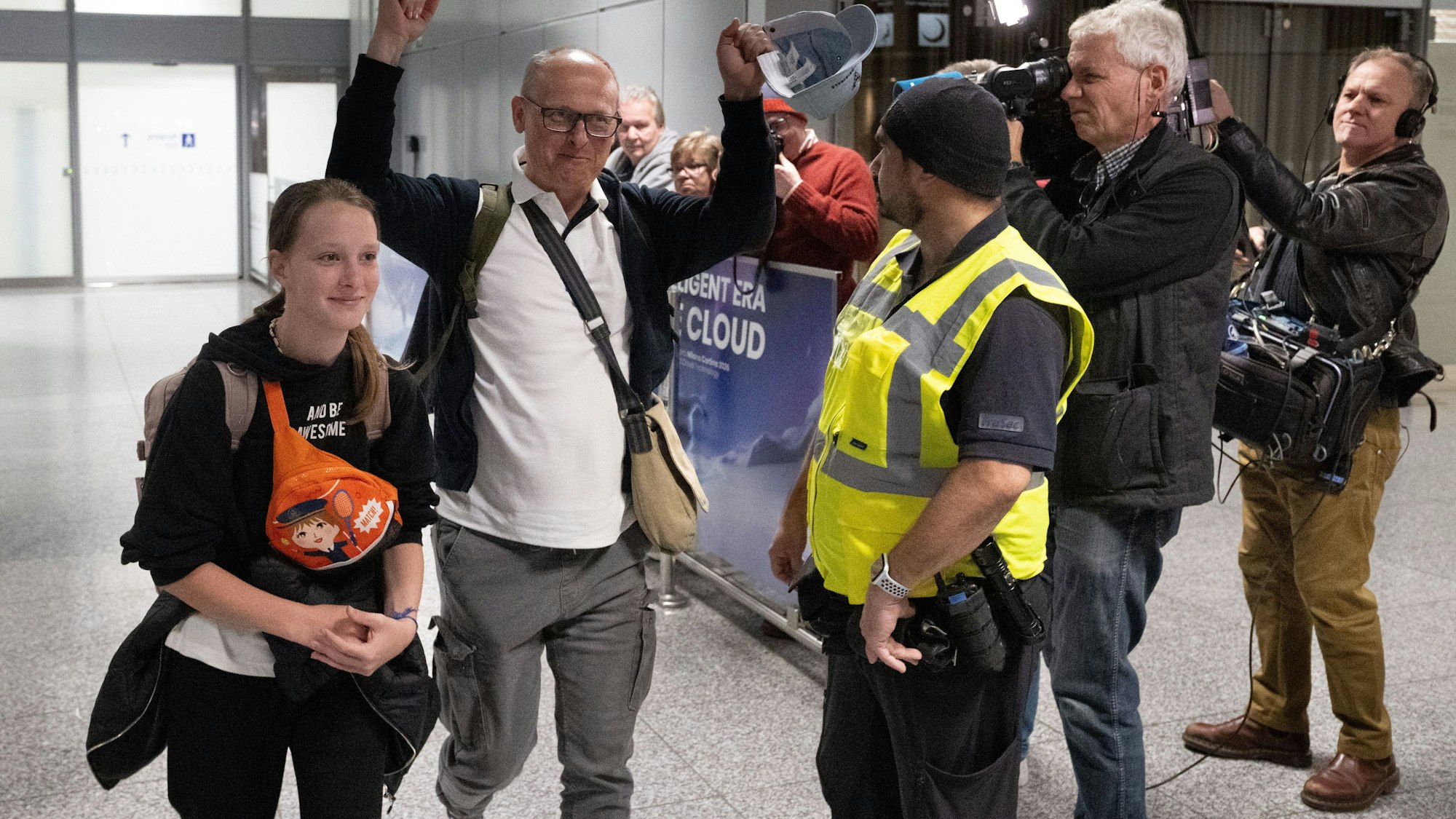 Ein Passagier jubelt nach seiner Landung aus Dubai auf dem Flughafen Frankfurt. Nach wie vor sitzen nach dem Ausbruch des Krieges im Iran in den Golfstaaten zehntausende Touristen fest.