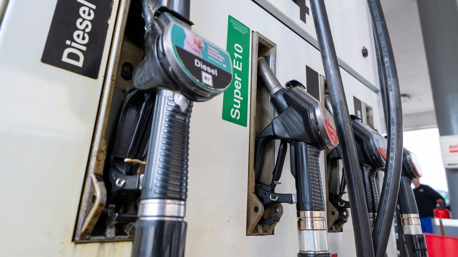 Das Bild zeigt Zapfpistolen an einer Tanksäule.