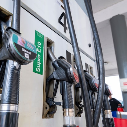 Das Bild zeigt Zapfpistolen an einer Tanksäule.