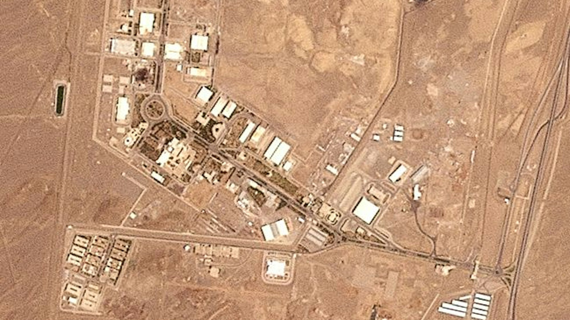 Dieses Satellitenbild von Planet Labs PBC zeigt die Uran-Anreicherungsanlage Natans im Iran nach einem israelischen Angriff im Juni 2025.