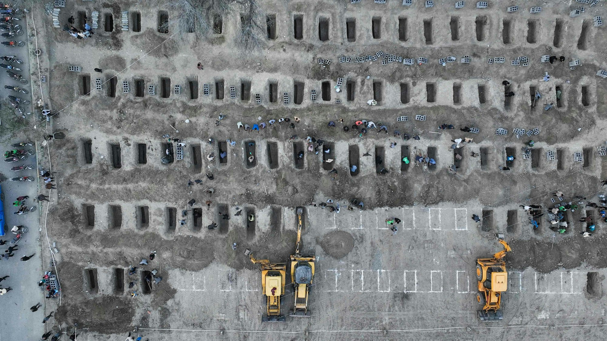 Ein von iranischen Behörden am 3. März veröffentlichtes Foto soll die Gräber der bei einem Angriff auf eine Schule getöteten Kinder zeigen.