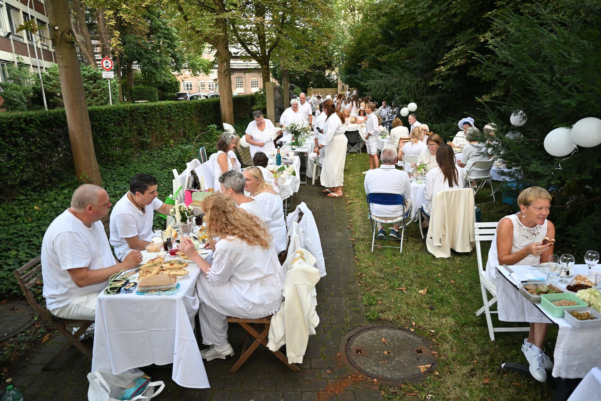 White Dinner im Büstengarten.