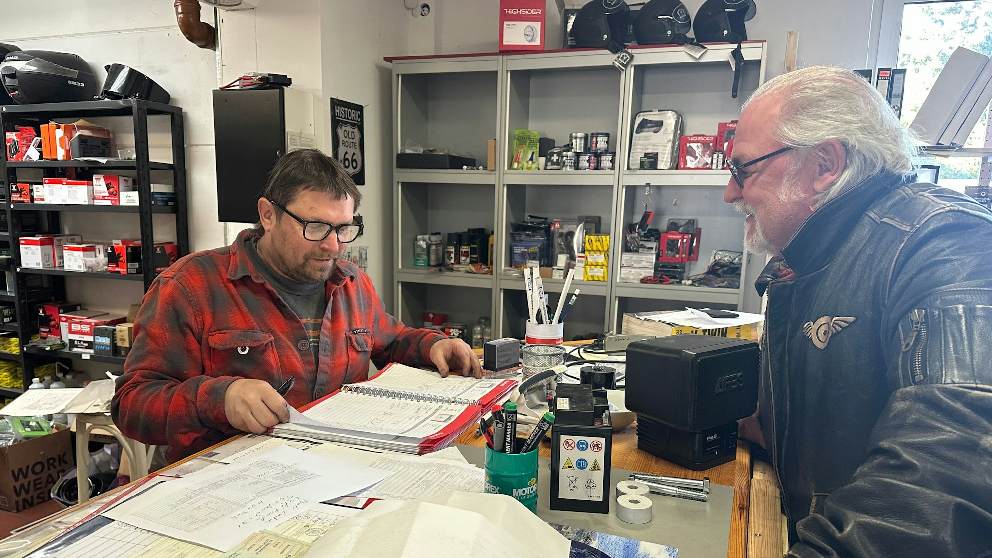 Das neue Ladenlokal vom Cycle Point West liegt an der Hennefer Straße 21. Inhaber Marco Berger (l.) im Gespräch mit dem Kunden Klaus Schneider.