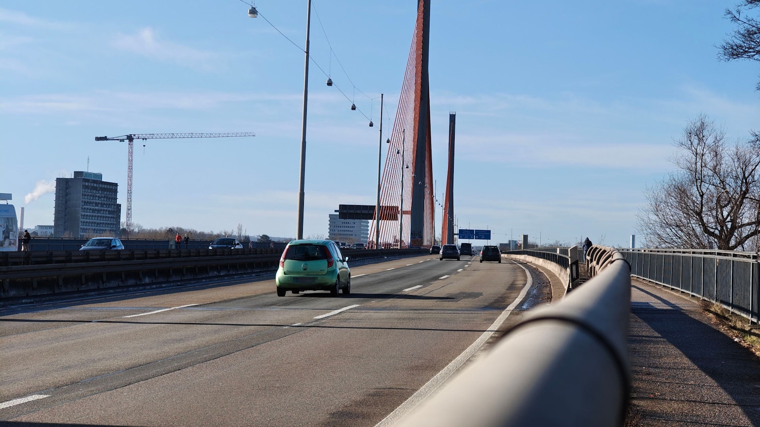 Die Nordbrücke in Bonn ist seit dem 9. Februar für alle Fahrzeuge über 7,5 Tonnen, wie Lkw und den ÖPNV gesperrt. Ausnahmen gibt es nur wenige.