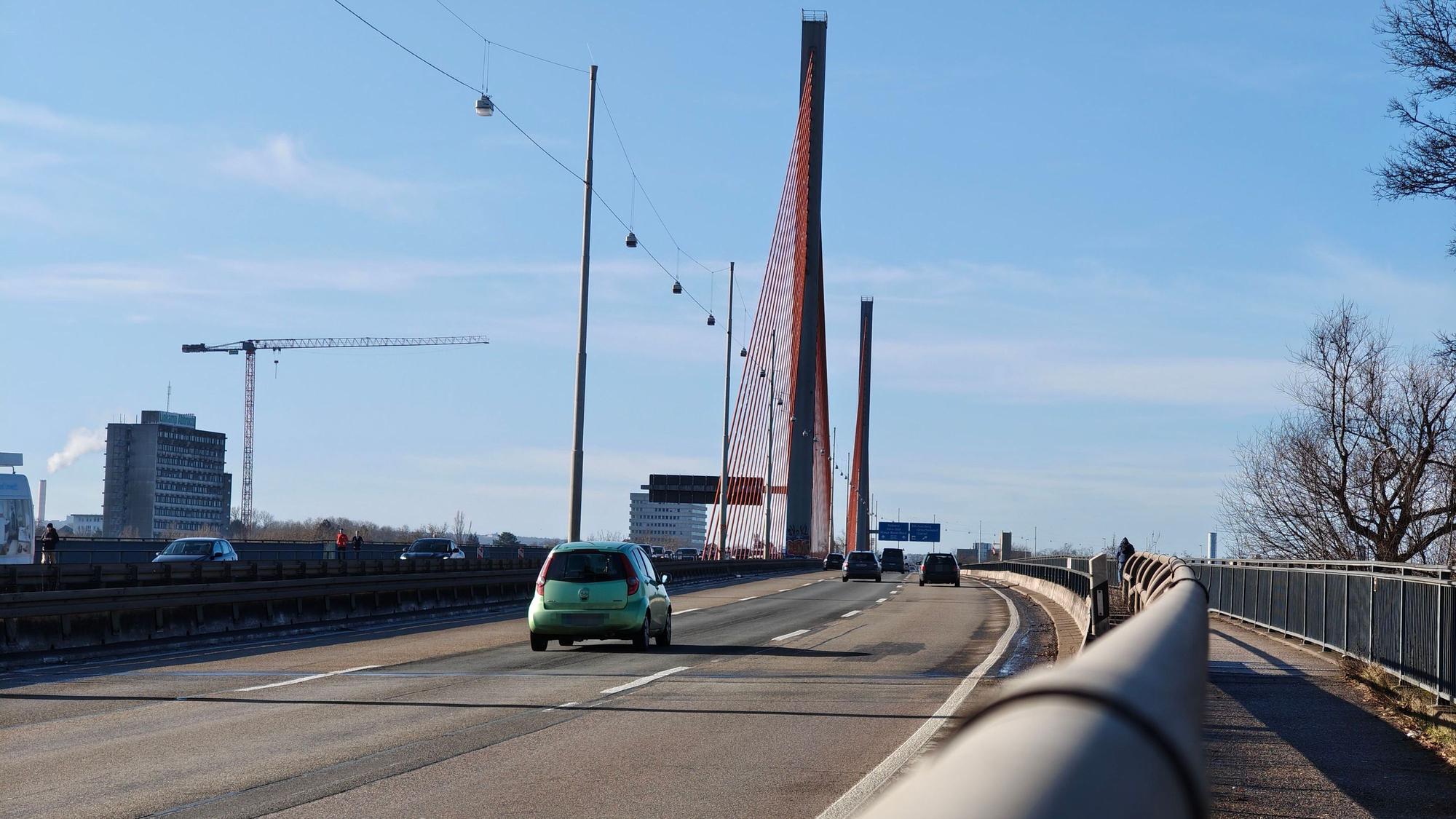 Die Nordbrücke in Bonn ist seit dem 9. Februar für alle Fahrzeuge über 7,5 Tonnen, wie Lkw und den ÖPNV gesperrt. Ausnahmen gibt es nur wenige.
