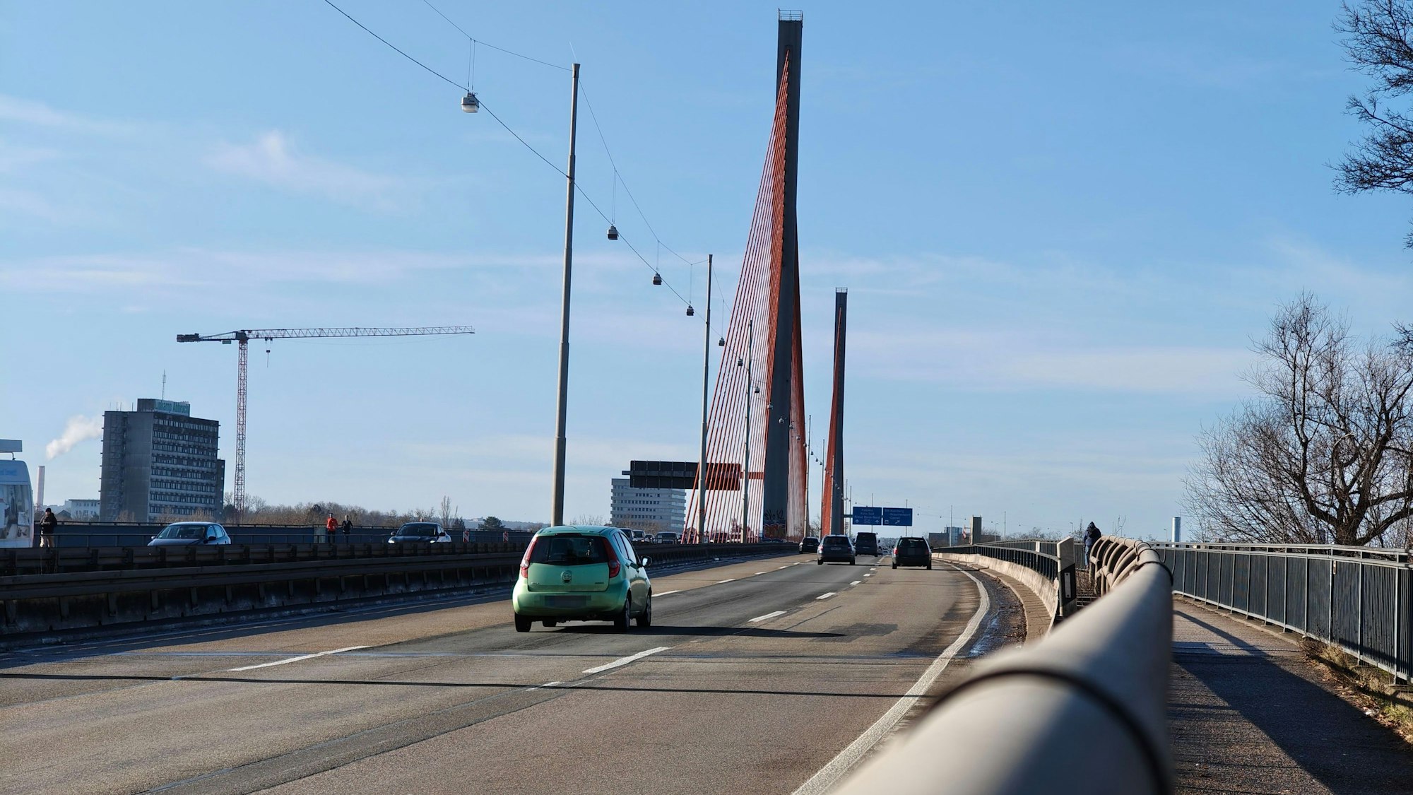 Die Nordbrücke in Bonn ist seit dem 9. Februar für alle Fahrzeuge über 7,5 Tonnen, wie Lkw und den ÖPNV gesperrt. Ausnahmen gibt es nur wenige.