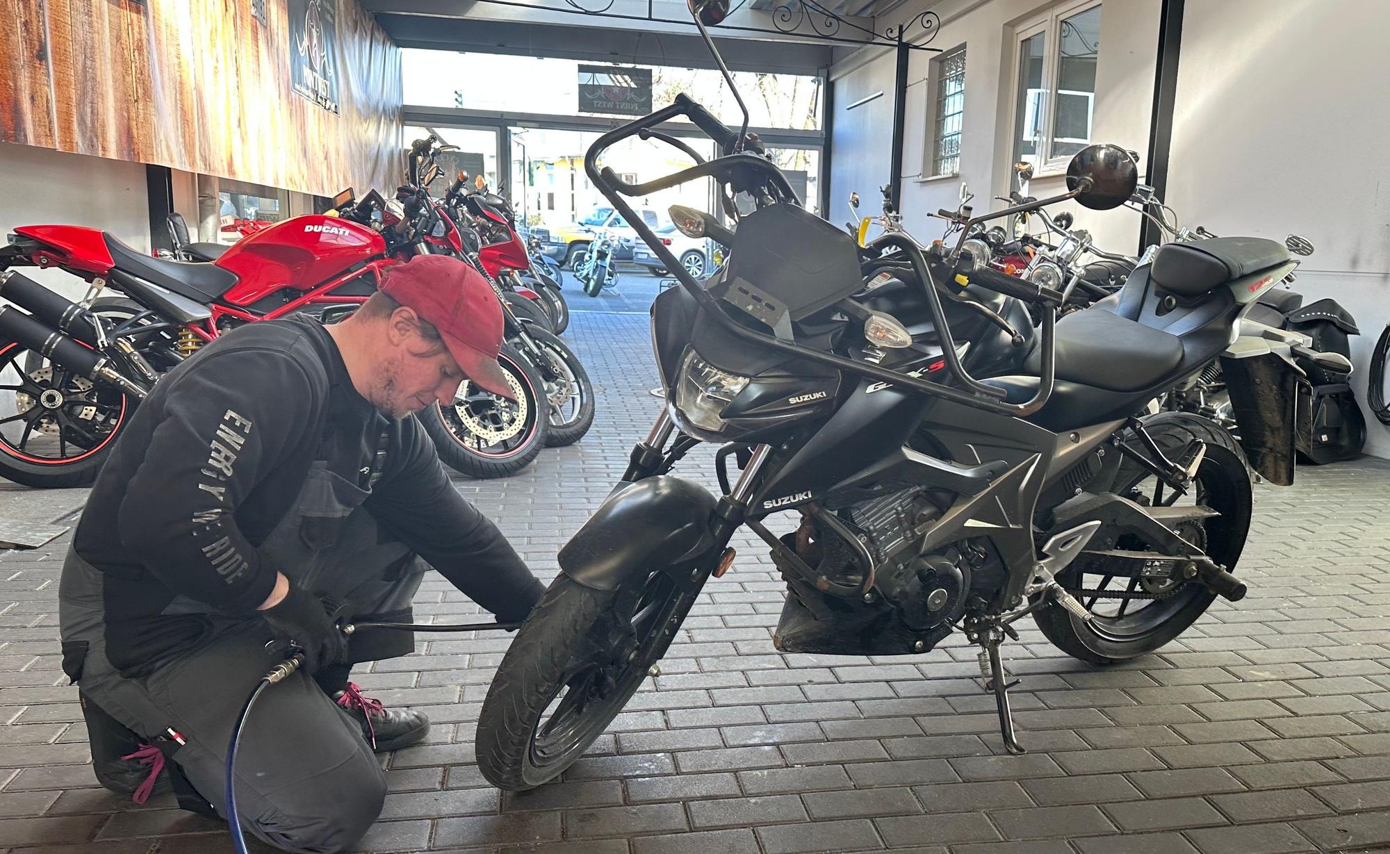 Zweiradmeister Oliver Schorn prtüft den Luftdruck in den Reifen nach der Winterpause in der Garage.