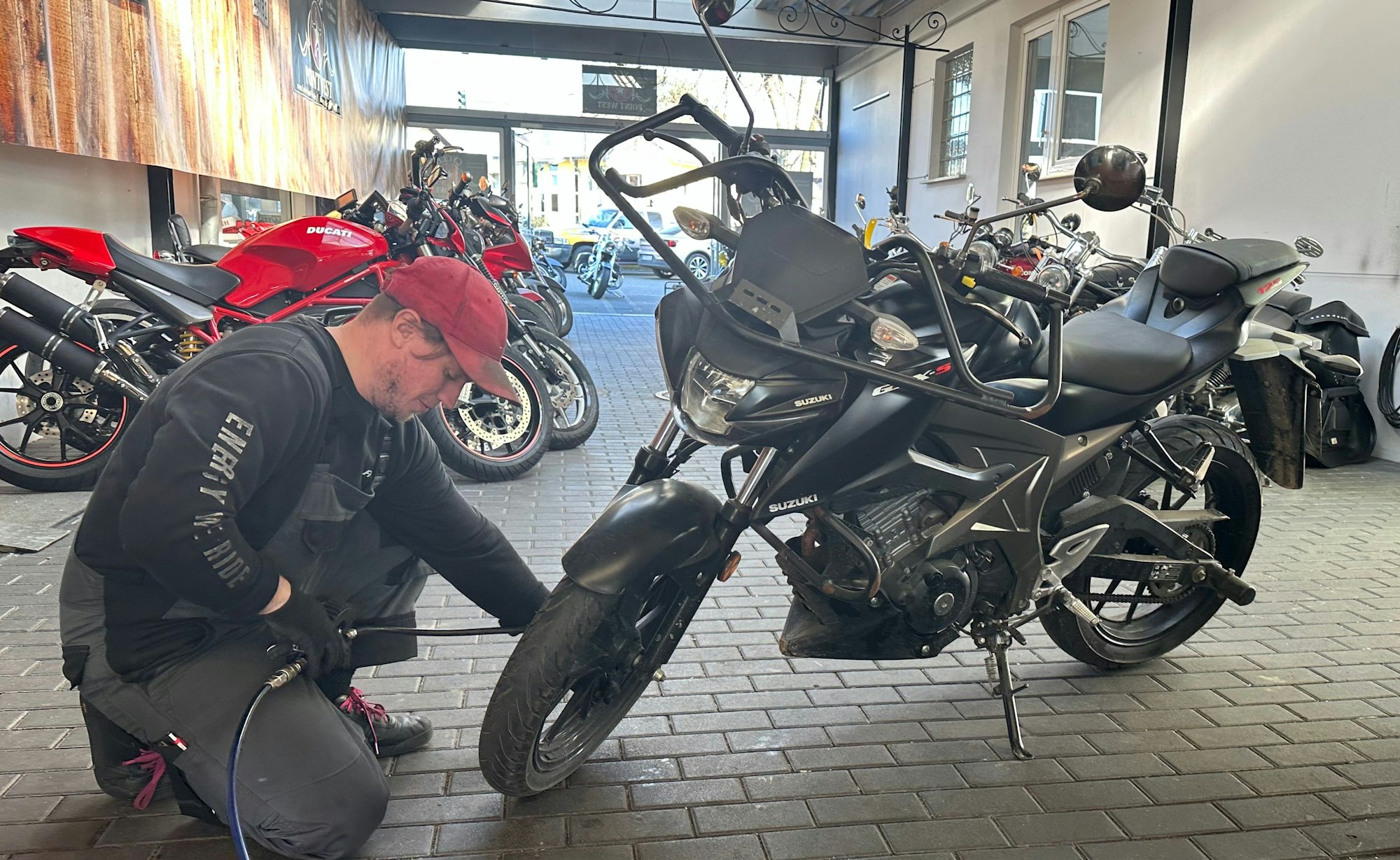 Zweiradmeister Oliver Schorn prtüft den Luftdruck in den Reifen nach der Winterpause in der Garage.