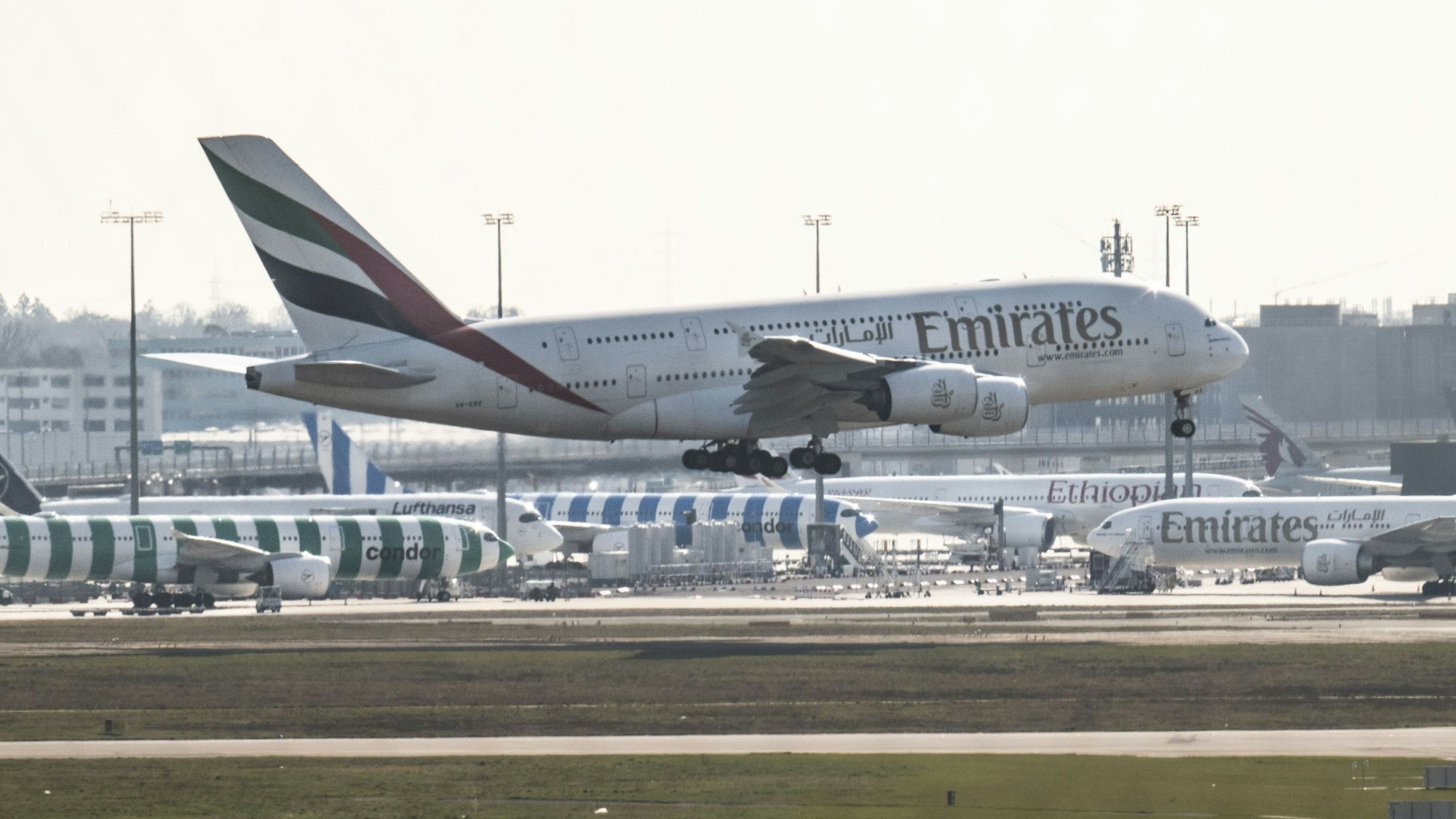 Ein Airbus A-380 von Emirates landet am Dienstag (3. März) nach seinem Flug aus Dubai auf dem Flughafen Frankfurt.