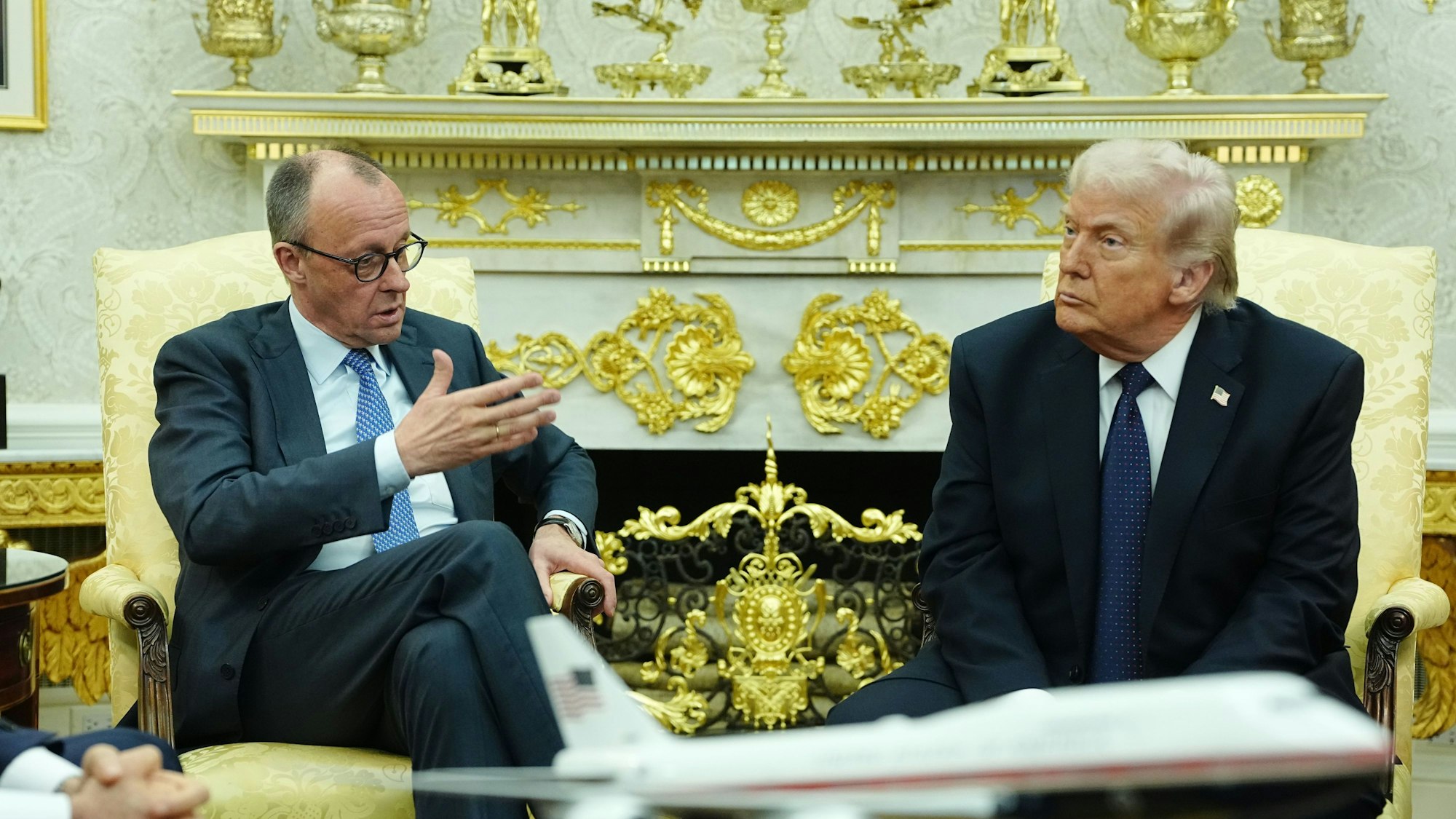 US-Präsident Donald Trump (r.) empfängt Bundeskanzler Friedrich Merz (CDU) im Weißen Haus.