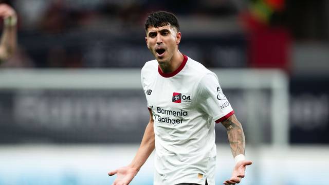 Geste mit Symbolcharakter: Was sollen wir machen scheint Leverkusens Exequiel Palacios hier zu fragen.