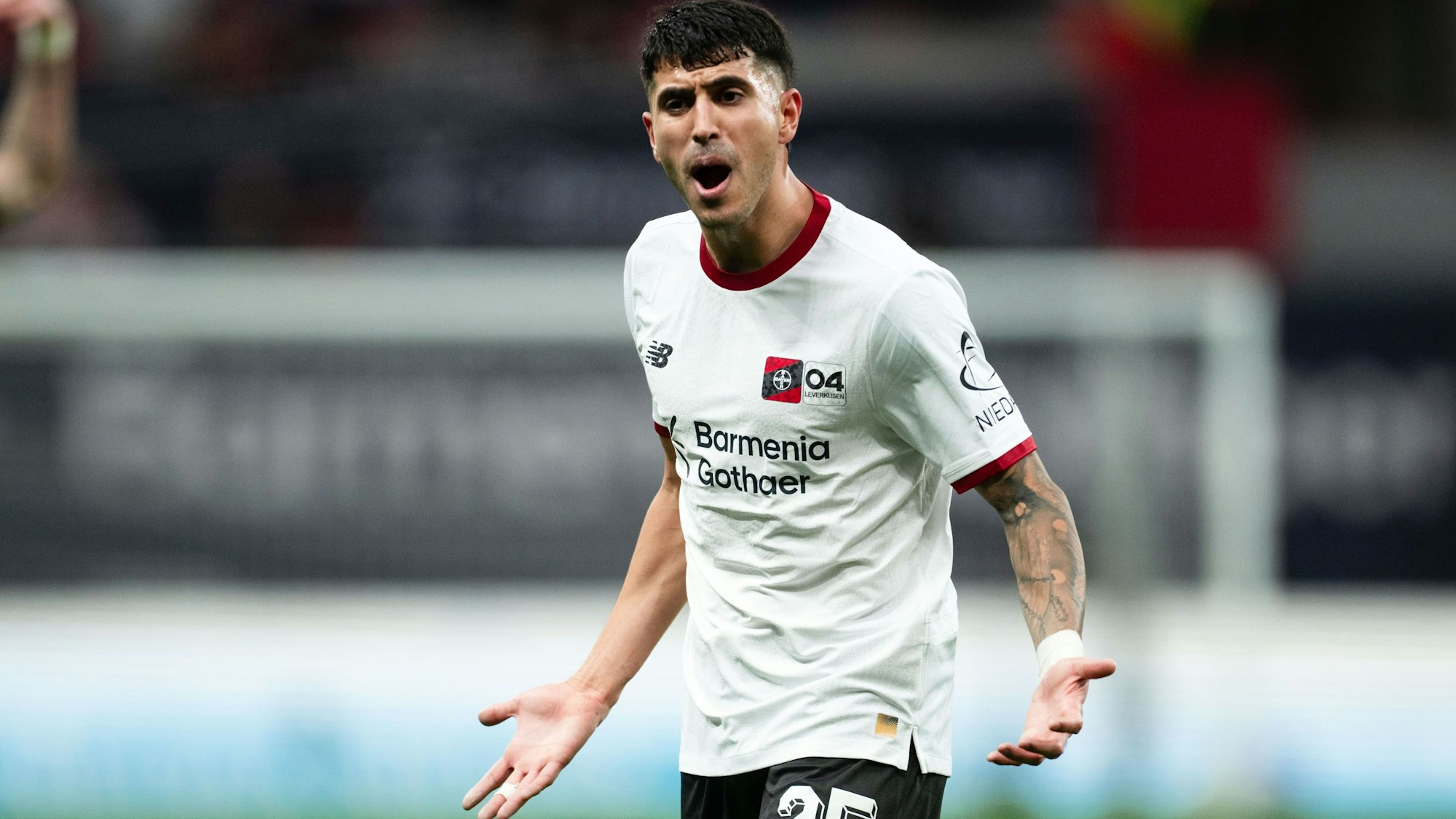 Geste mit Symbolcharakter: Was sollen wir machen scheint Leverkusens Exequiel Palacios hier zu fragen.