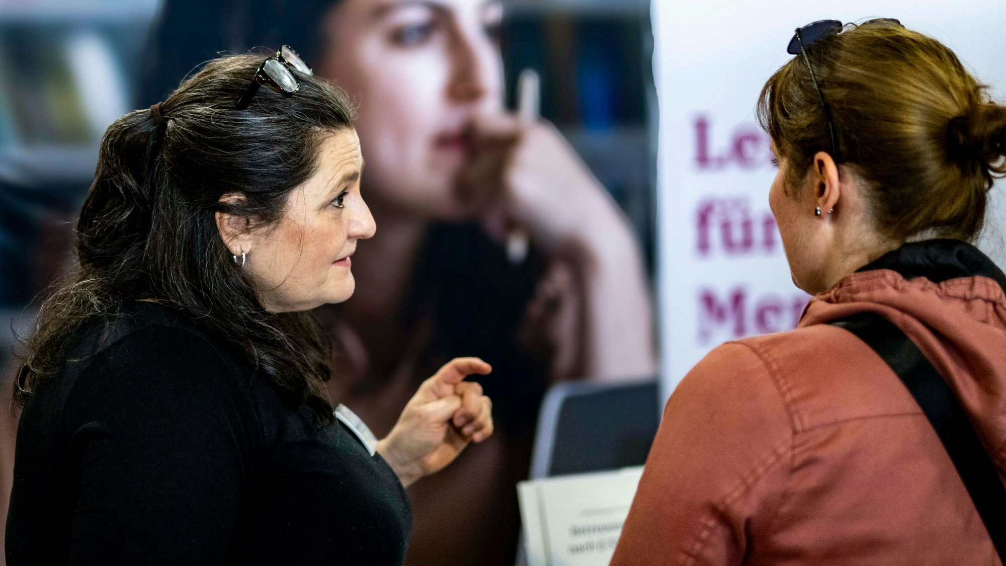 Das Bild zeigt Rossella Vincenzino Timis im Gespräch.