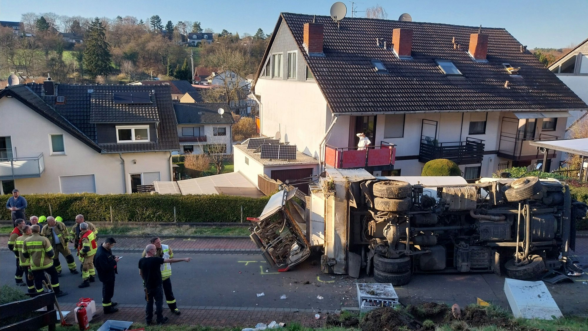 In Wachtberg ist am Dienstagnachmittag ein Müllwagen umgestürzt. Die beiden Müllwerker wurden dabei leicht verletzt. Der Unfall ereignete sich gegen 15.10 Uhr in Villip.