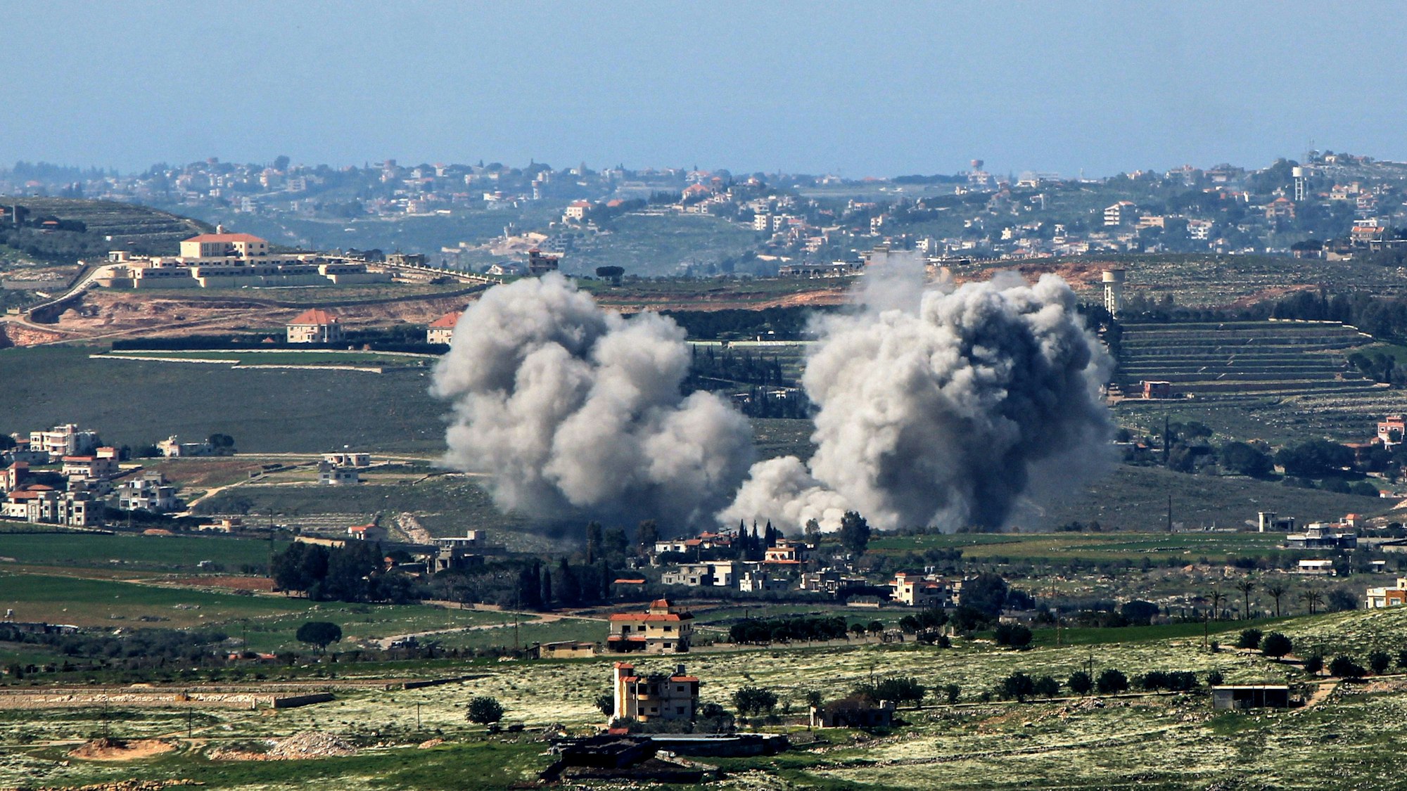 Rauch steigt am 3. März nach einem israelischen Luftangriff auf mutmaßlich pro-iranische Hisbollah-Stellungen im Libanon auf. Israel und die USA setzen ihre Angriffe auf den Iran und seine Unterstützer fort.