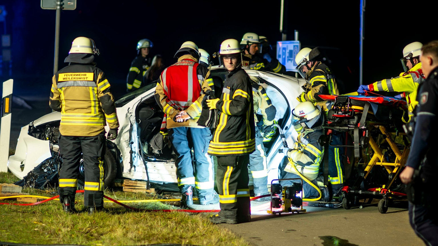 Das Bild zeigt einen Unfall auf der Bonner Straße zwischen Weilerswist und Metternich. Es sind zahlreiche Feuerwehrleute zu sehen.