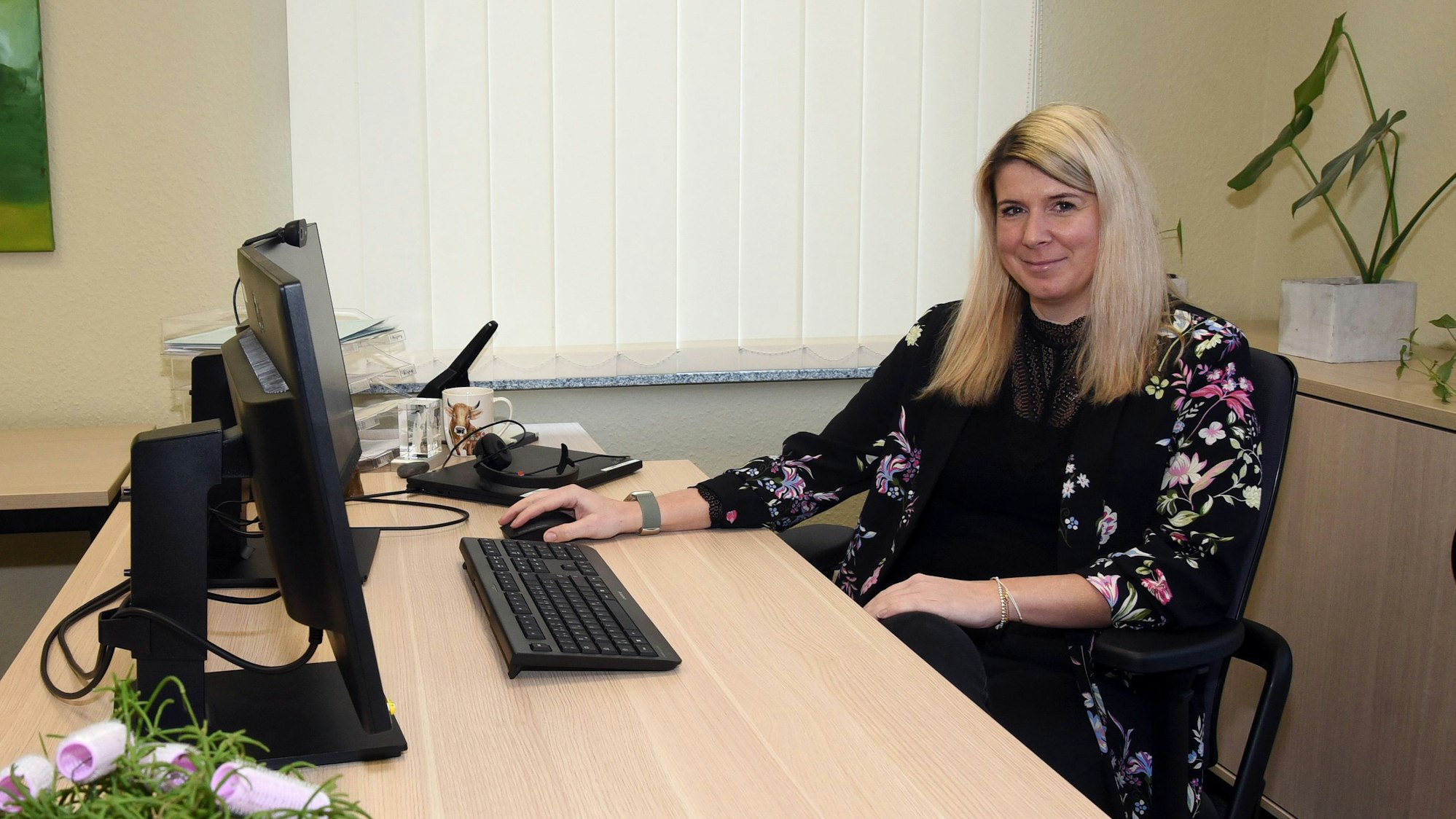 Melanie Müller sitzt an ihrem Schreibtisch.