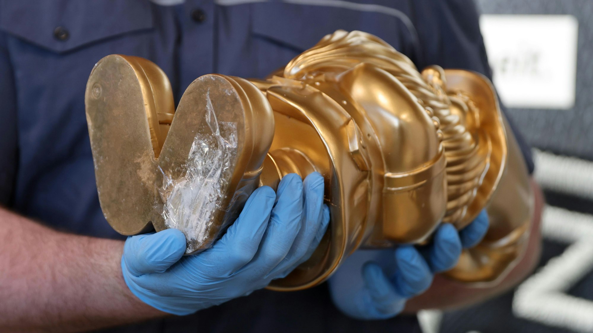 Die Füße der Gartenzwerge kamen den Beamten verdächtig vor.