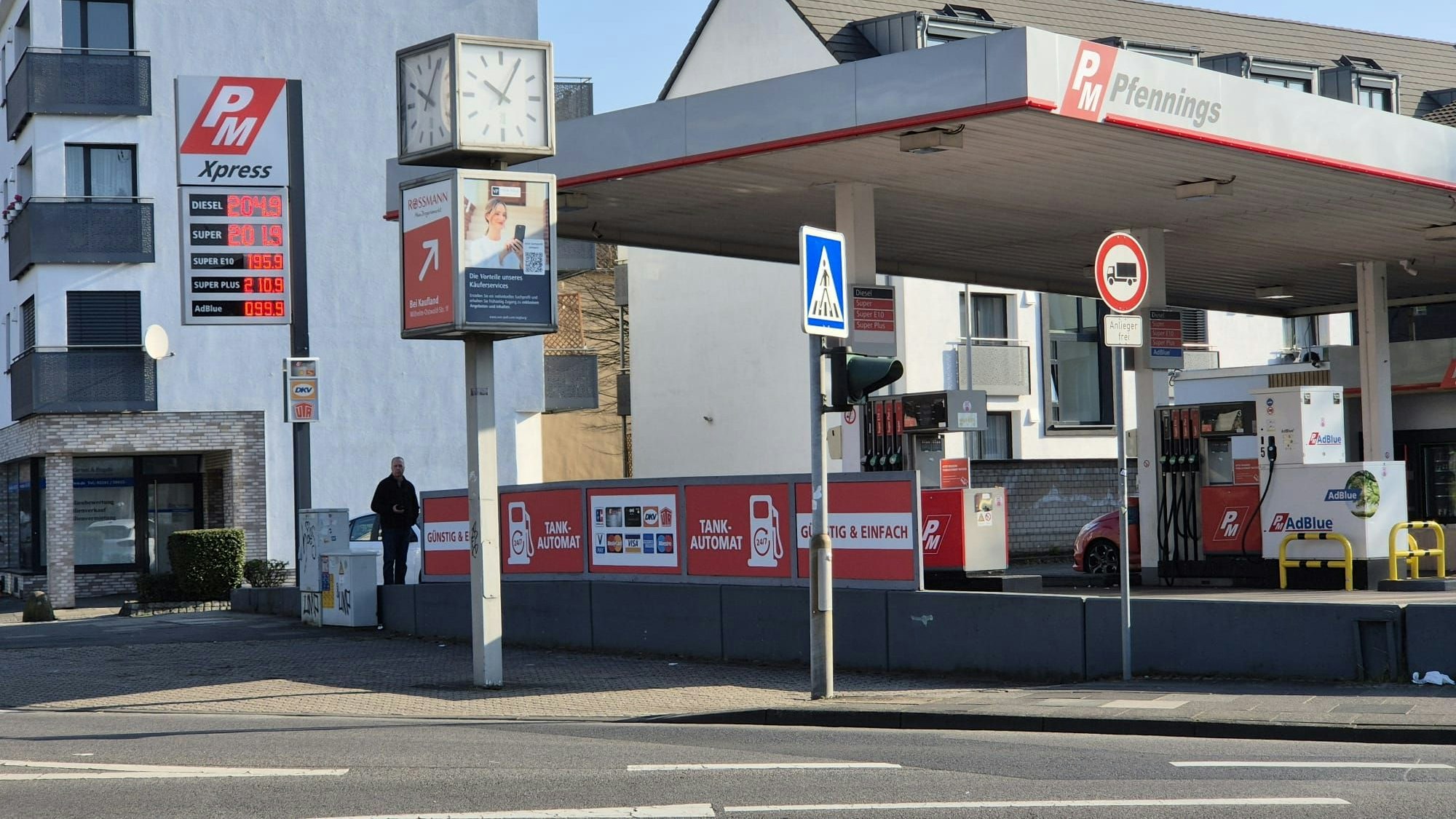 Die Preise an den Tankstellen in NRW, hier eine Tankstelle in Siegburg bei Köln, lagen am Mittwochmorgen bei über 2 Euro den Liter für Super Benzin.