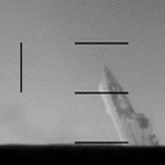 Ein Screenshot aus einem vom Pentagon veröffentlichten Video soll ein sinkendes iranisches Kriegsschiff zeigen.