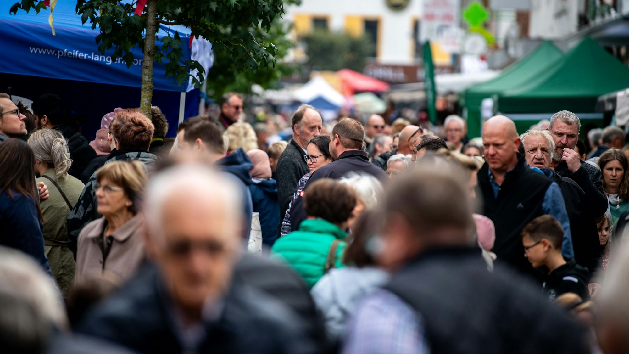 Das Bild zeigt die stark frequentierte Fußgängerzone in Euskirchen.