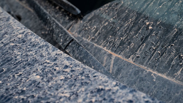 Sahara-Staub legt sich als feiner Film auf Autos ab und kann bei falscher Reinigung Kratzer verursachen.