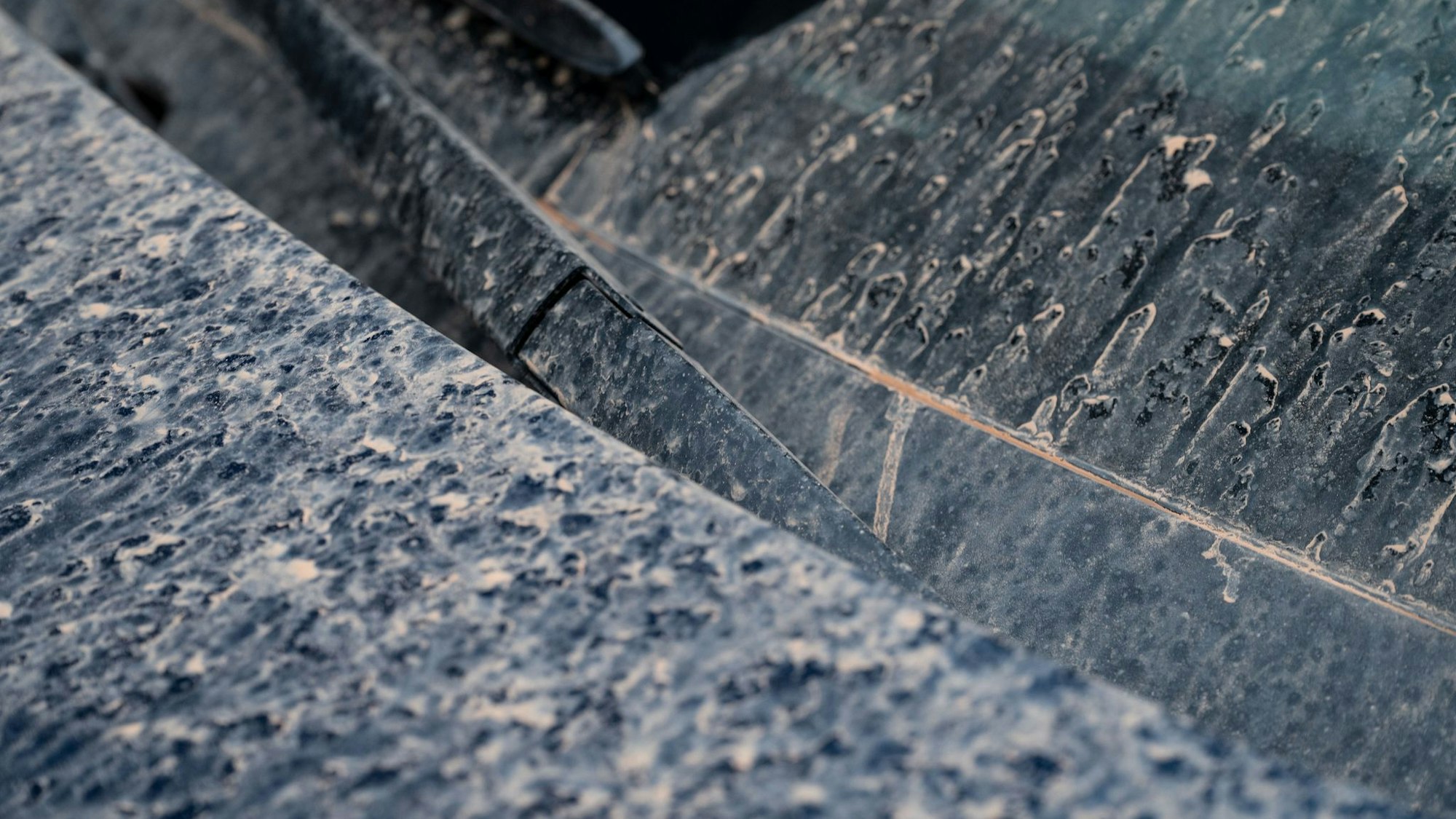 Sahara-Staub legt sich als feiner Film auf Autos ab und kann bei falscher Reinigung Kratzer verursachen.