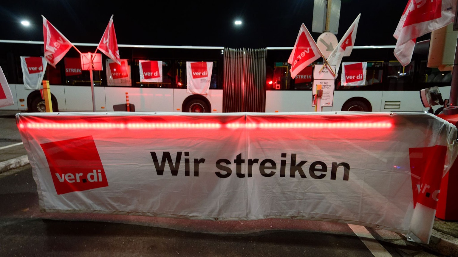 Die Schranke bleibt unten. Verdi hat Beschäftigte in mehreren kommunalen Nahverkehrsbetrieben wie der KVB zum Warnstreik aufgerufen. (Archivbild)