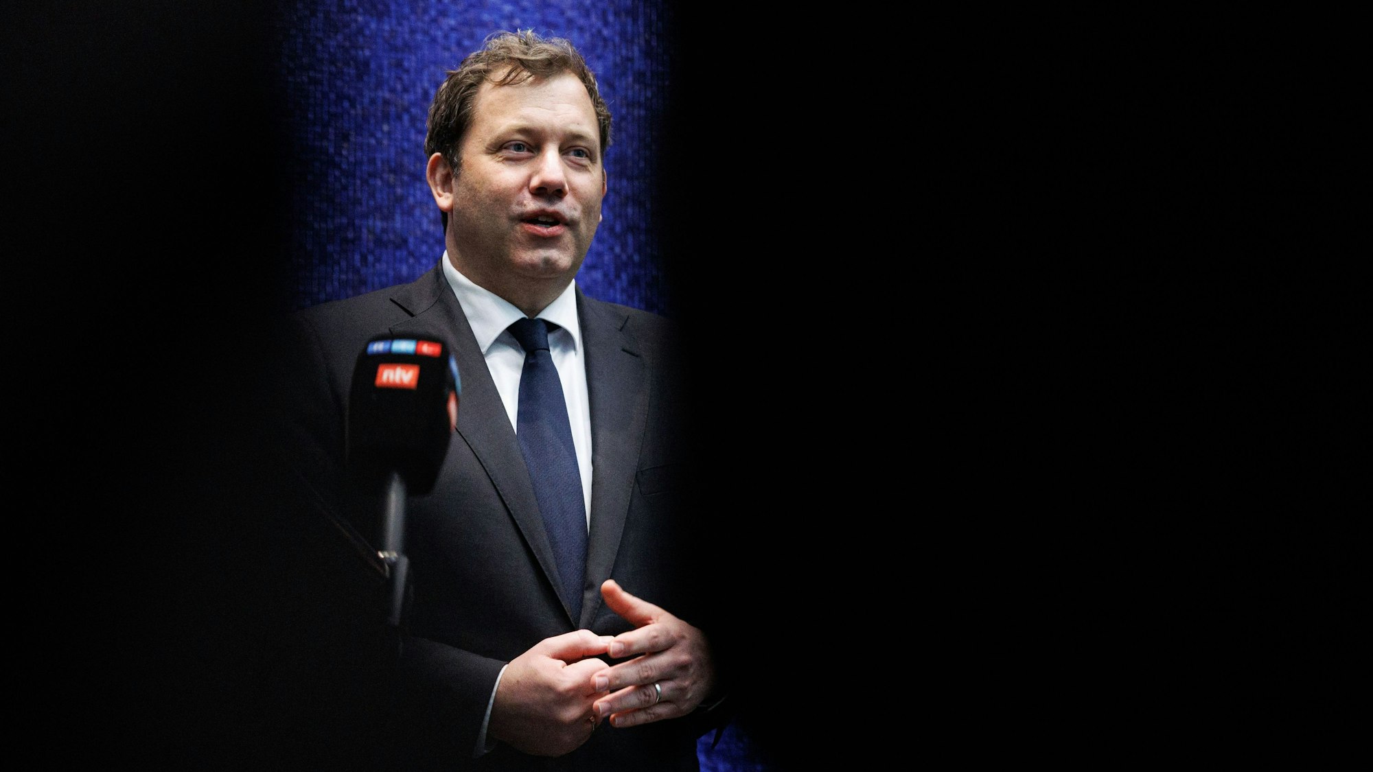 Lars Klingbeil (SPD), Vizekanzler und Bundesminister der Finanzen, spricht während eines Pressestatements. (Archivbild)