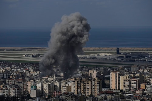 04.03.2026, Libanon, Dahiyeh: Nach einem israelischen Luftangriff in Dahiyeh, einem südlichen Vorort von Beirut, in der Nähe des internationalen Flughafens Rafik Hariri, steigt Rauch auf.