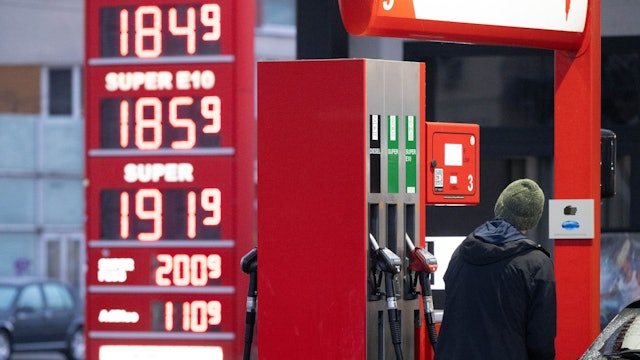 Bei den aktuell steigenden Spritpreisen geht für viele Menschen die Suche nach der günstigsten Tankstelle los.