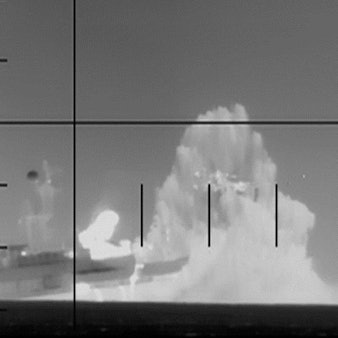 Ein Screenshot aus einem vom Pentagon veröffentlichten Video soll ein sinkendes iranisches Kriegsschiff zeigen.