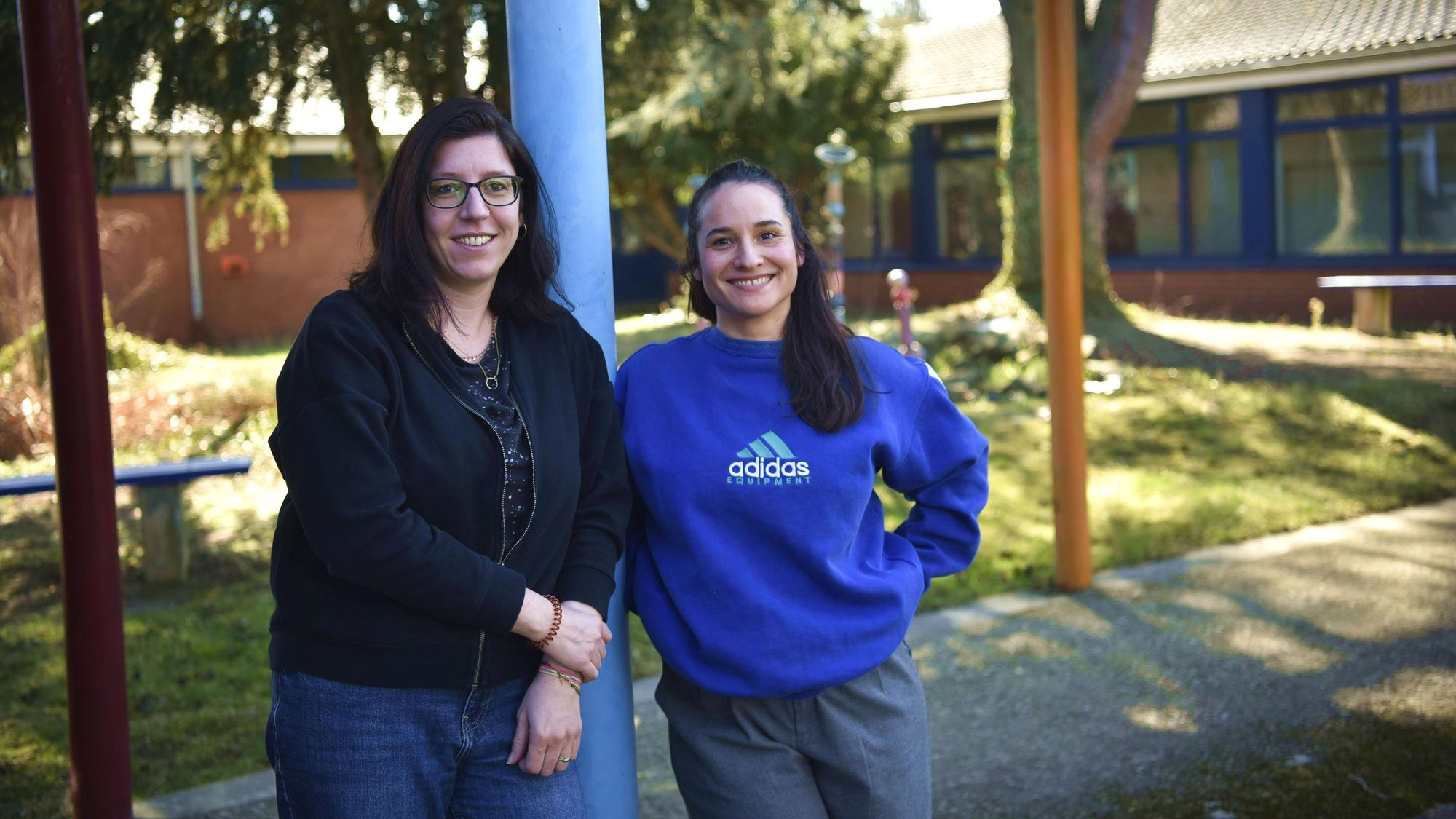Nadine Cherubini et Inga Hülshoff sur le terrain de l'école de Zülpich