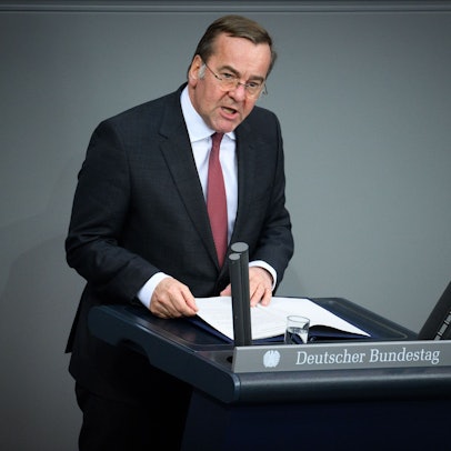 Boris Pistorius (SPD), Bundesminister der Verteidigung, spricht während der Aktuellen Stunde im Deutschen Bundestag.